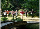 Dieses Bild hat ein leeres Alt-Attribut. Der Dateiname ist Tai-Chi-im-Park-mit-Klaus.png